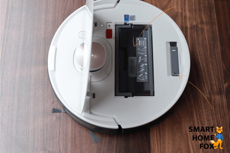 Deebot OZMO T8 стоит с открытой крышкой на полу.